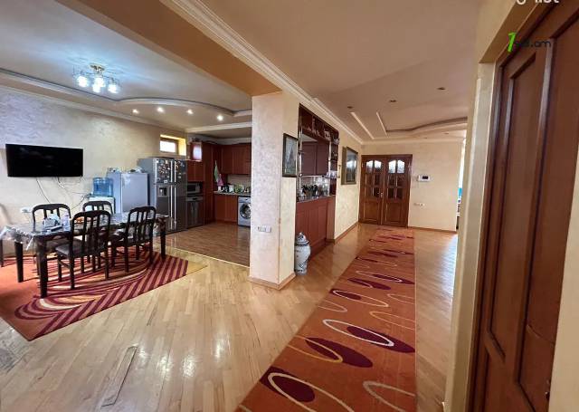 Երեք հարկանի քարե տուն Առինջի 17-րդ փողոցում Առինջում, 360 ք.մ., 3+ սանհանգույց