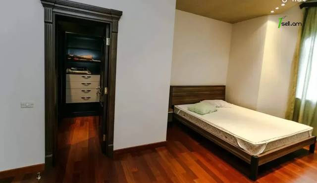 Երկու հարկանի քարե տուն Արաքսի փողոցում Աջափնյակում, 390 ք.մ., 3+ սանհանգույց