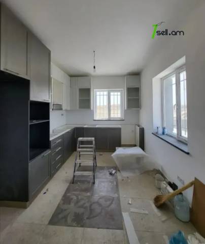 Երկու հարկանի քարե տուն Զովունիում, 500 ք.մ., կապիտալ վերանորոգված