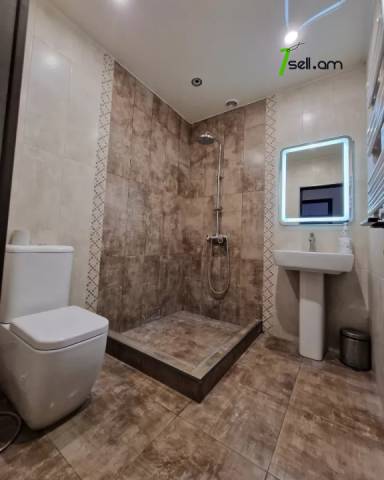 Երկու հարկանի քարե տուն, Գ-1 թաղամաս Աջափնյակում, 300 ք.մ., 2 սանհանգույց, կապիտալ վերանորոգված