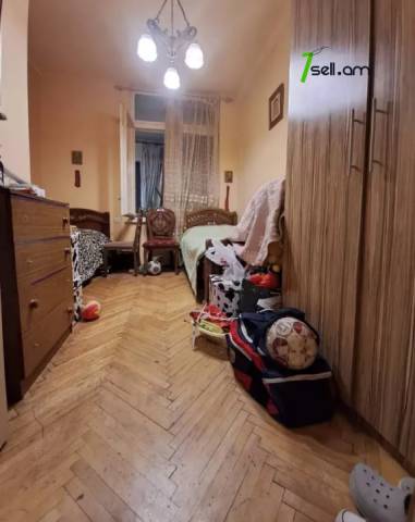 4 սենյականոց բնակարան Դերենիկ Դեմիրճյանի փողոցում, 130 ք.մ., 2 սանհանգույց, բարձր առաստաղներ