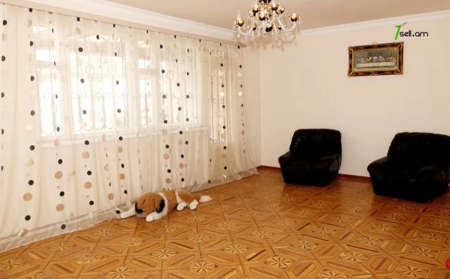 Երկու հարկանի քարե տուն Նոր-Արեշի 42 փողոցում Էրեբունիում, 700 ք.մ., 2 սանհանգույց