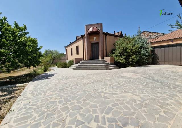 Երկու հարկանի քարե տուն Նուբարաշենի 4-րդ փողոցում Նուբարաշենում, 800 ք.մ., 3+ սանհանգույց