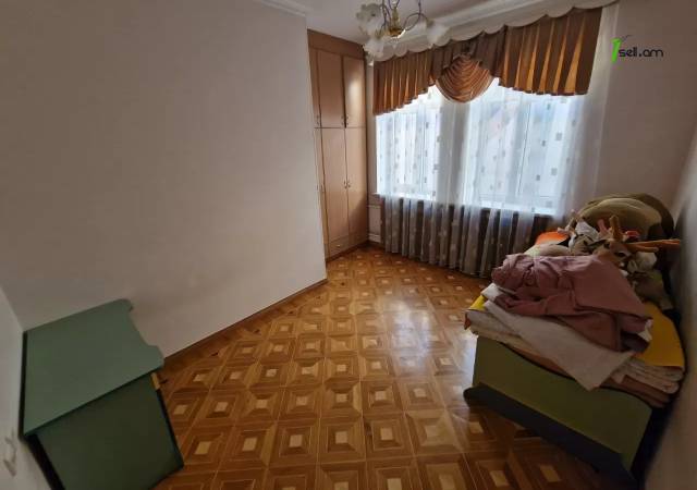 Երեք հարկանի քարե տուն Աջափնյակում, 500 ք.մ., 3+ սանհանգույց, եվրովերանորոգված