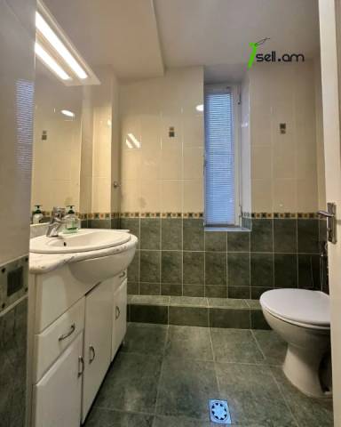 Երկու հարկանի քարե տուն Դավիթ Բեկի փողոցում Էրեբունիում, 250 քմ, 3+ սանհանգույց, եվրովերանորոգված