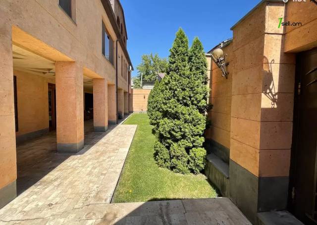 Երեք հարկանի տուն Արաբկիր 51-րդ փողոցում Արաբկիրում, 580 ք.մ., 3+ սանհանգույց