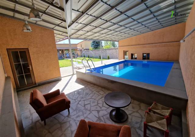 Երկու հարկանի քարե ամառանոց, Ջրվեժ թաղամաս Ջրվեժում, 800 ք.մ., 2 սանհանգույց, կապիտալ վերանորոգված