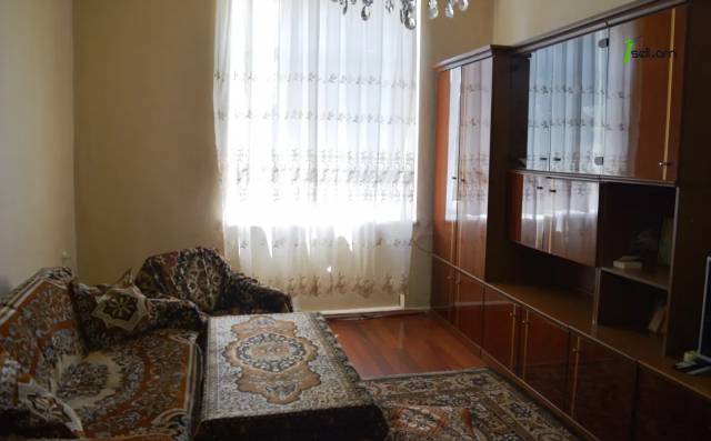 2 սենյականոց բնակարան Սայաթ-Նովա փողոցում, 40 քմ, բարձր առաստաղներ, կոսմետիկ վերանորոգում, քարե շենք
