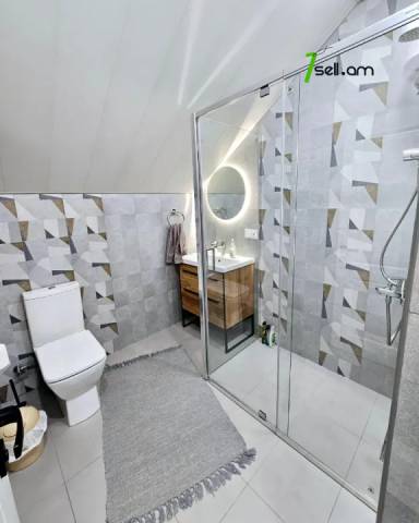 Երեք հարկանի քարե տուն Դավիթ Բեկի փողոցում Նոր Նորքում, 1003 քմ, 3+ սանհանգույց