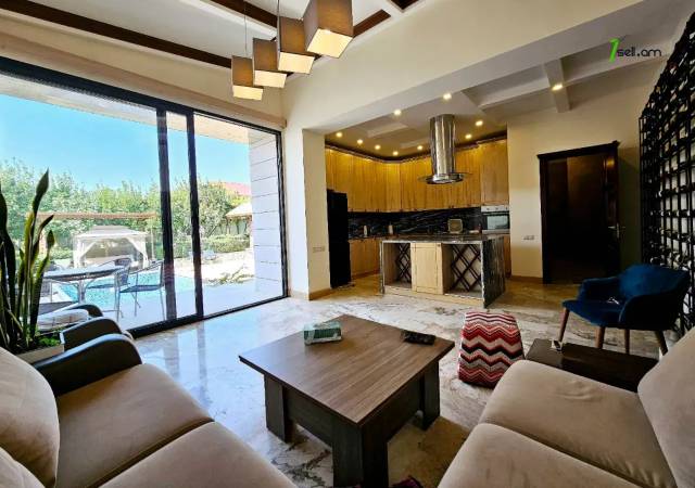 Երկու հարկանի քարե տուն Աջափնյակում, 1000 ք.մ., 3+ սանհանգույց, դիզայներական ոճով վերանորոգված