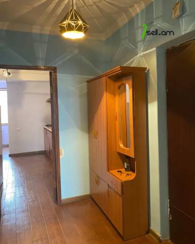 1 սենյականոց բնակարան Հանրապետության փողոցում, 50 ք.մ., 5/10 հարկ, եվրովերանորոգված