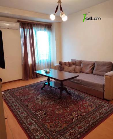 2 սենյականոց բնակարան Հանրապետության փողոցում, 42 ք.մ., կապիտալ վերանորոգված