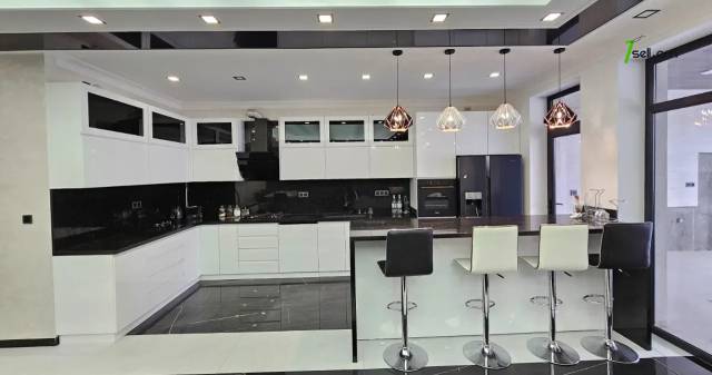 Երկու հարկանի քարե տուն Մարշալ Բաբաջանյանի փողոցում Ավանում, 500 քմ, 3+ սանհանգույց