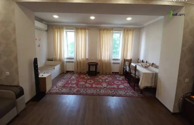 2 սենյականոց բնակարան Մամիկոնյանց փողոցում, 85 քմ, 2/4 հարկ, եվրովերանորոգված, քարե շենք
