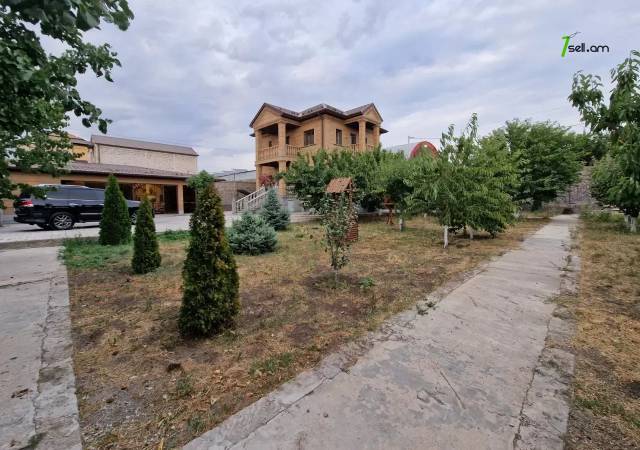 Երկու հարկանի քարե տուն 12-րդ փողոցում Պտղնիում, 1200 քմ, 3+ սանհանգույց, եվրովերանորոգված