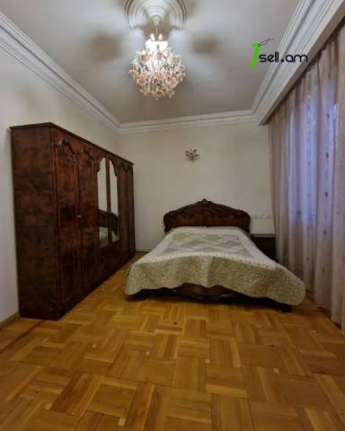 Երեք հարկանի քարե տուն Դավիթ Բեկի փողոցում Էրեբունիում, 2550 ք.մ., 3+ սանհանգույց, մեծ հողամաս