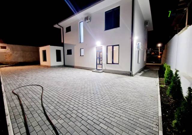 Երկու հարկանի քարե տուն Գոգոլի փողոցում Քանաքեռ Զեյթունում, 650 ք.մ., 3+ սանհանգույց