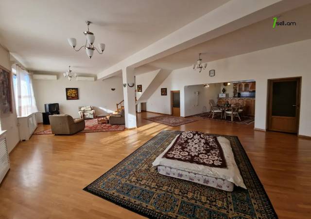 Երեք հարկանի քարե տուն Լուսինե Զաքարյան փողոցում Նորք Մարաշում, 300 քմ, 3+ սանհանգույց