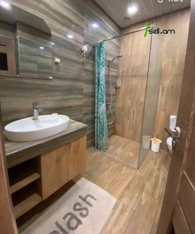 2 սենյականոց բնակարան նորակառույց շենքում Երզնկյան փողոցում, 66 քմ, 4/6 հարկ, բարձր առաստաղներ