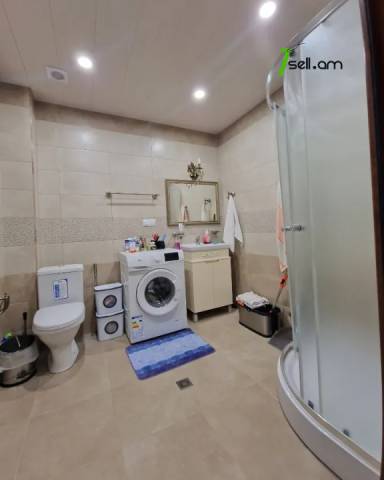 Երեք հարկանի քարե տուն Գաջեգործների փողոցում Էրեբունիում, 900 քմ, 2 սանհանգույց