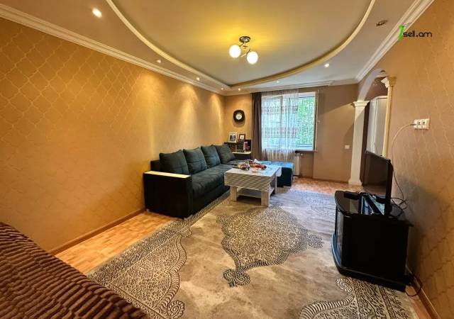 1 սենյականոց բնակարան Շինարարների փողոցում, 29 քմ, 1/5 հարկ, կապիտալ վերանորոգված, քարե շենք