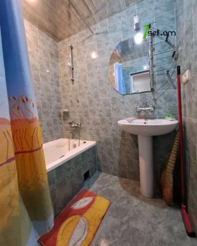 2 սենյականոց բնակարան Կոմիտասի պողոտայում, 55 ք.մ., 1/5 հարկ, կապիտալ վերանորոգված, քարե շենք