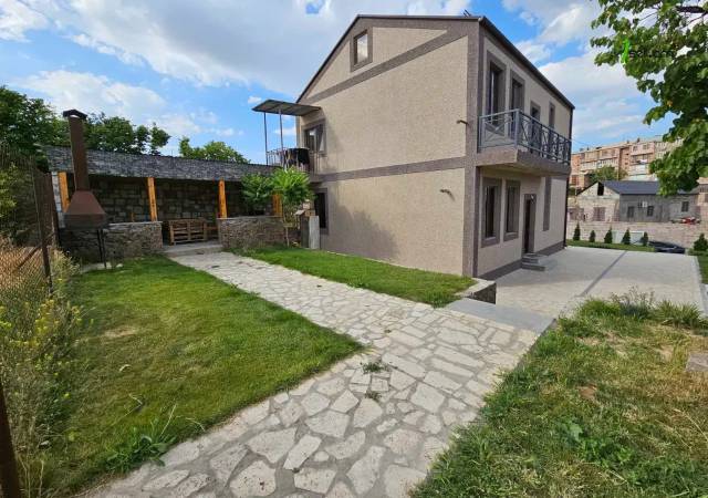 Երկու հարկանի քարե տուն Պարույր Սեվակի փողոցում Քասախում, 990 ք.մ., 2 սանհանգույց