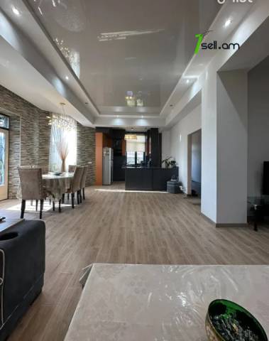 Երկու հարկանի տուն Հատիսի փողոցում Աբովյանում, 210 ք.մ., 3+ սանհանգույց, եվրովերանորոգված