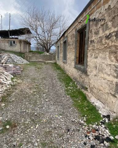 Մեկ հարկանի քարե տուն 1-ին փողոցում Գառնիում, 125 ք.մ., 2 սանհանգույց