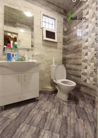 Երեք հարկանի քարե տուն Տիգրան Մեծի պողոտայում Էրեբունիում, 372 ք.մ., 2 սանհանգույց, եվրովերանորոգված