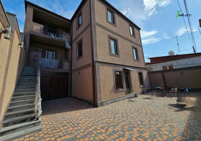 Երեք հարկանի տուն Պրահայի փողոցում կենտրոնում, 920 ք.մ., 3+ սանհանգույց, մասնակի վերանորոգում