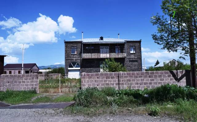 Երկու հարկանի քարե տուն, Ախուրյան խճուղի Ախուրյանում, 680 ք.մ., 2 սանհանգույց, մեծ հողամաս