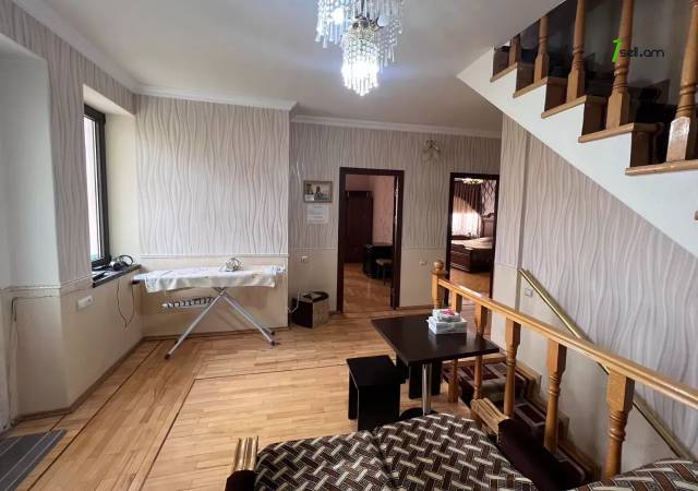 Երկու հարկանի քարե տուն Անտառային փողոցում կենտրոնում, 350 ք.մ., 3+ սանհանգույց, եվրովերանորոգված