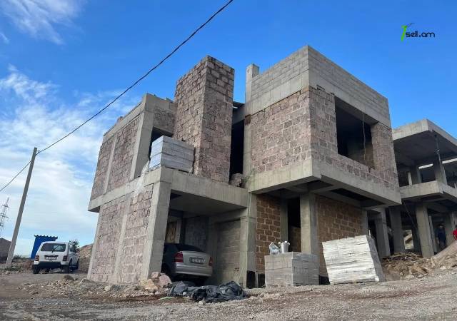 Երկու հարկանի թաունհաուզ Պետրոս Դուրյանի փողոցում Ավանում, 140 ք.մ.