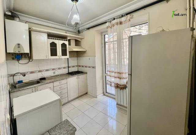 3 սենյականոց բնակարան Մամիկոնյանց փողոցում, 78 ք.մ., 2/5 հարկ, կապիտալ վերանորոգված, քարե շենք