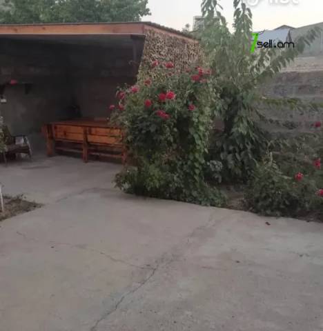 Երկու հարկանի քարե տուն Պարույր Սևակ թաղամասի 1-ին փողոցում Առինջում, 130 քմ, 2 սանհանգույց
