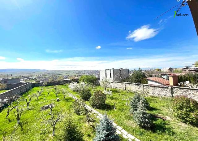 Երկու հարկանի տուն Պարույր Սևակ թաղ 16-րդ փողոցում Ավանում, 300 ք.մ., 3+ սանհանգույց