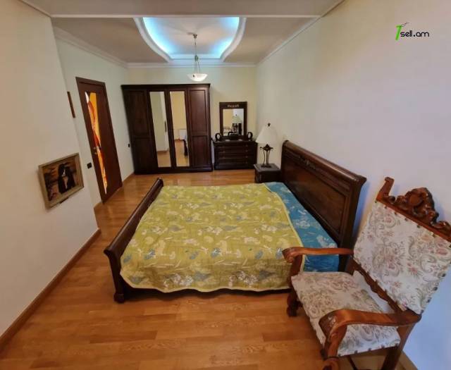 Երեք հարկանի քարե տուն, Ձոր 1 թաղամաս Դավիթաշենում, 800 ք.մ., 3+ սանհանգույց, կապիտալ վերանորոգված