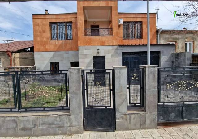 Երեք հարկանի տուն Օստրովսկու փողոցում կենտրոնում, 900 քմ, 3+ սանհանգույց, կապիտալ վերանորոգված