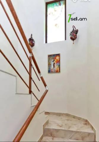 Երկու հարկանի քարե տուն Մոլդովական փողոցում Նոր Նորքում, 275 քմ, 2 սանհանգույց, կապիտալ վերանորոգված