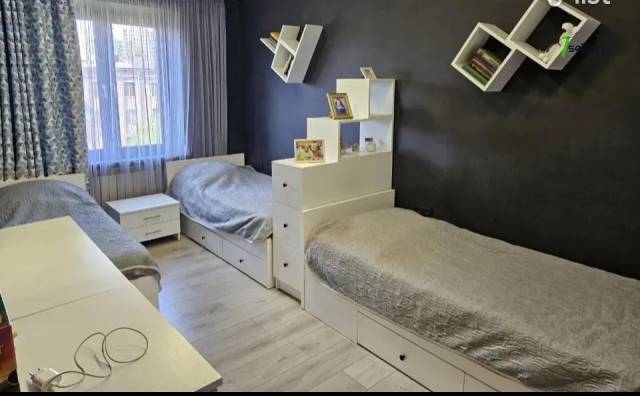 4 սենյականոց բնակարան Շինարարների փողոցում, 80 քմ, կապիտալ վերանորոգված, քարե շենք