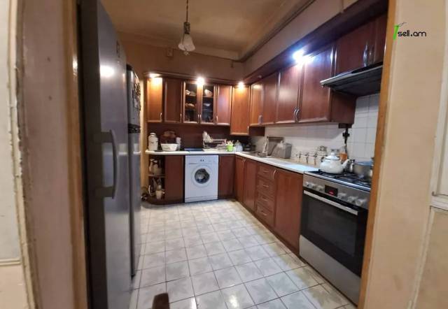 4 սենյականոց բնակարան Դերենիկ Դեմիրճյանի փողոցում, 130 ք.մ., 2 սանհանգույց, բարձր առաստաղներ