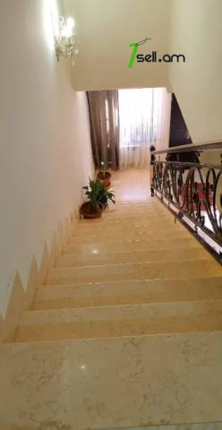Երկու հարկանի քարե տուն Նվեր Սաֆարյան փողոցում Ավանում, 600 ք.մ., 3+ սանհանգույց