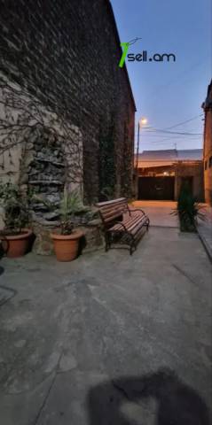 Երկու հարկանի քարե տուն Աջափնյակում, 350 ք.մ., 2 սանհանգույց, եվրովերանորոգված