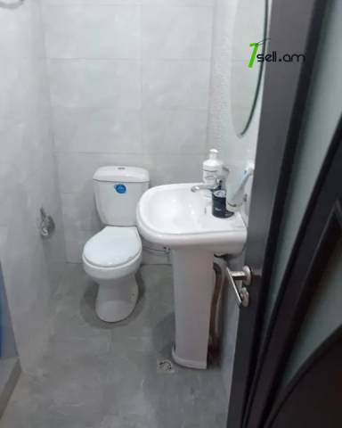 Երկու հարկանի քարե տուն Լենինգրադյան փողոցում Աջափնյակում, 280 քմ, 3+ սանհանգույց