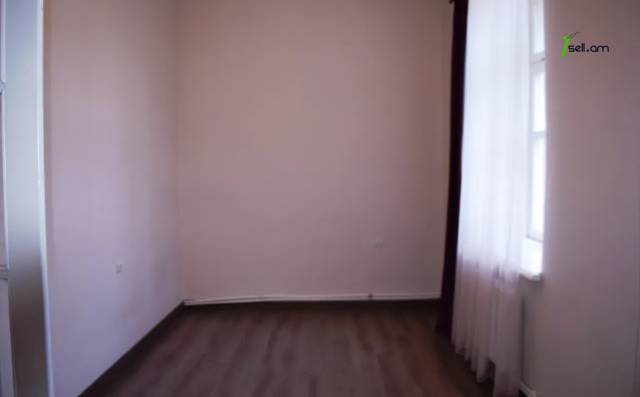 2 սենյականոց բնակարան Մհեր Մկրտչյանի փողոցում, 55 քմ, 1/3 հարկ, բարձր առաստաղներ