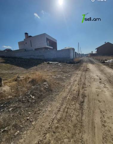 Հողատարածք բնակելի շինությունների համար Ավանում, 800 ք.մ.