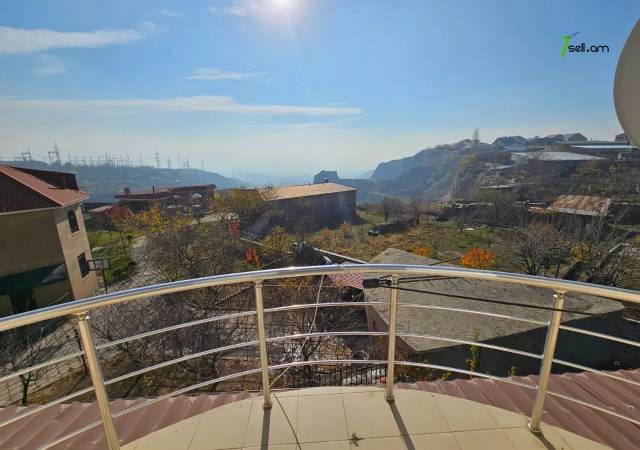 Երեք հարկանի քարե տուն Դավիթ Բեկի փողոցում Նոր Նորքում, 895 ք.մ., 3+ սանհանգույց