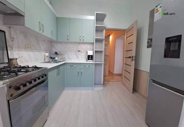 3 սենյականոց բնակարան Սայաթ-Նովայի պողոտայում, 70 ք.մ., 3/5 հարկ, կապիտալ վերանորոգված, քարե շենք