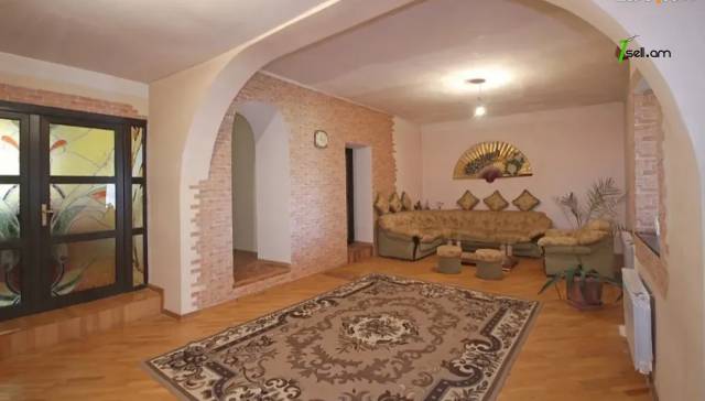 Մեկ հարկանի քարե տուն Աղասի փողոցում Քանաքեռ Զեյթունում, 400 ք.մ., եվրովերանորոգված